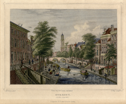 35896 Gezicht op de Oudegracht te Utrecht uit het zuiden vanaf de Vollersbrug in de richting van de Geertebrug, met op ...